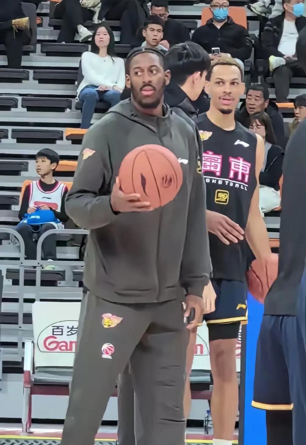 黑白直播nba-新疆客场力克对手，结束连败局面的简单介绍