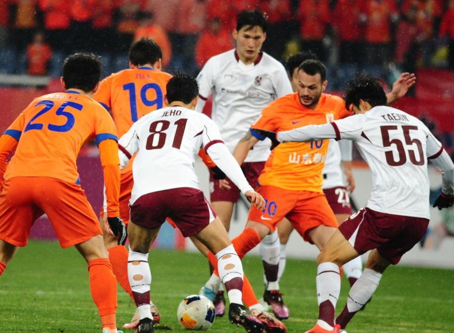 上海上港队员团结一致，击败对手