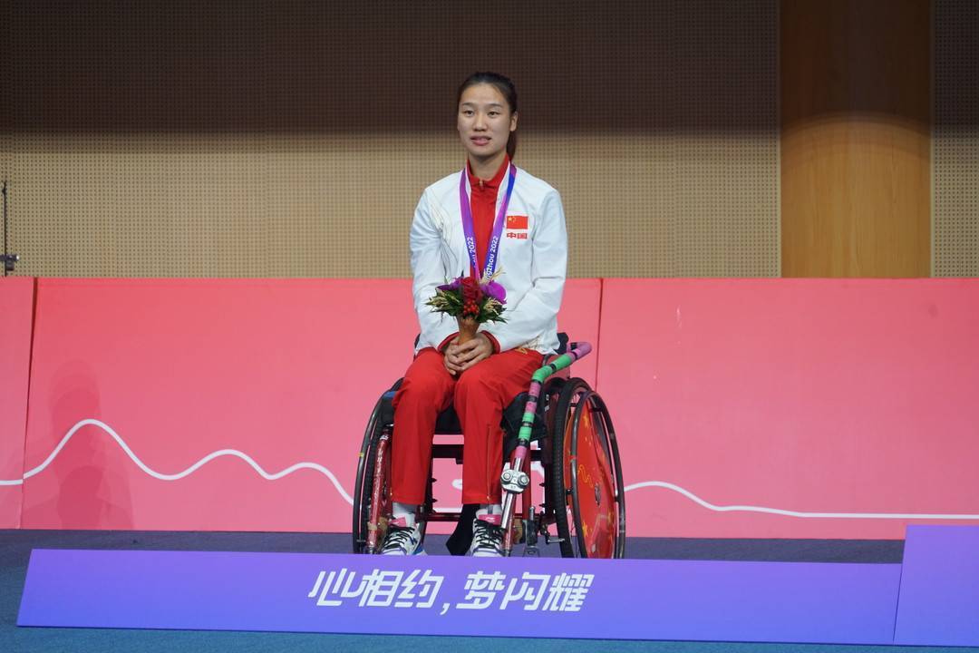 黑白直播-争夺金牌背后的辛苦付出，成就不易的简单介绍