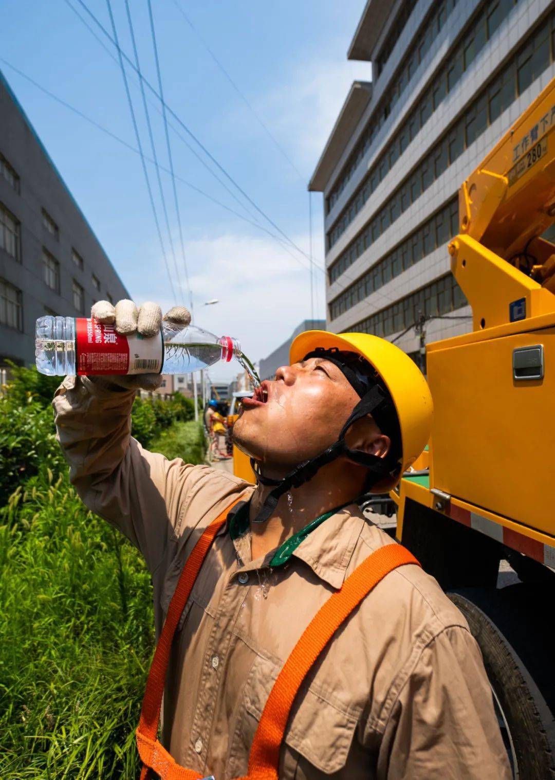 黑白直播-河北能源主场险胜，保级希望尚存一线