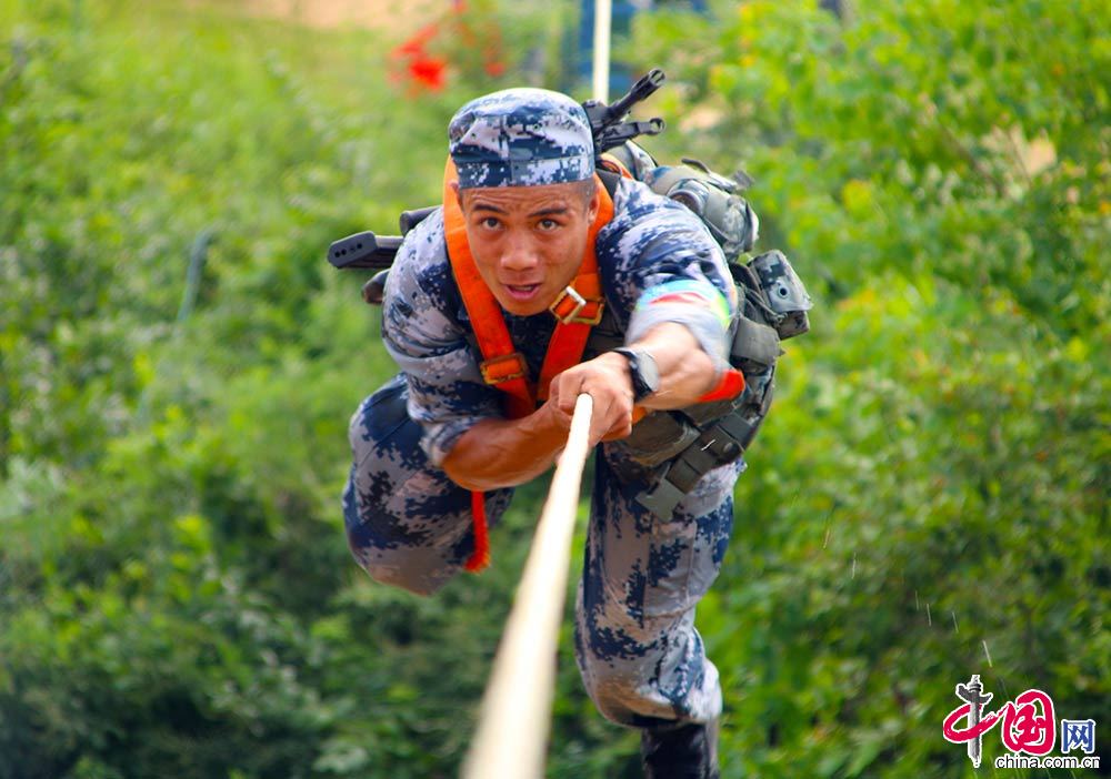 争夺冠军的两队再度展开激烈对抗 争夺冠军的两队再度展开激烈对抗
