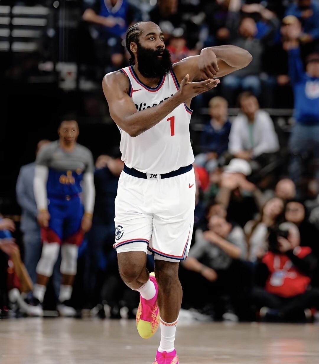 黑白直播nba-快船逆转独行侠，雷吉气势如虹