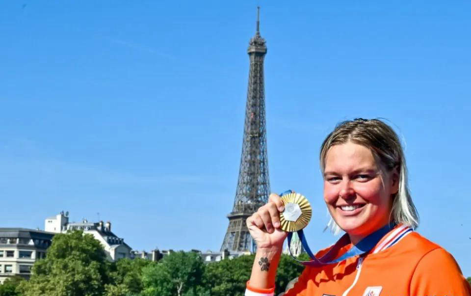 包含荷兰传奇射手正式退役,结束辉煌职业生涯的词条 包含荷兰传奇射手正式退役,结束辉煌职业生涯的词条