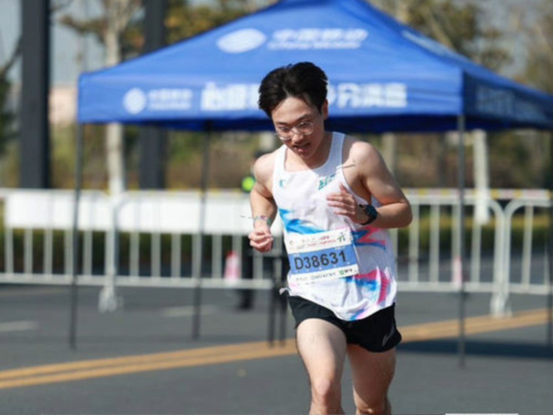 黑白直播免费体育直播-包含半程马拉松选手轻松得胜破纪录的词条