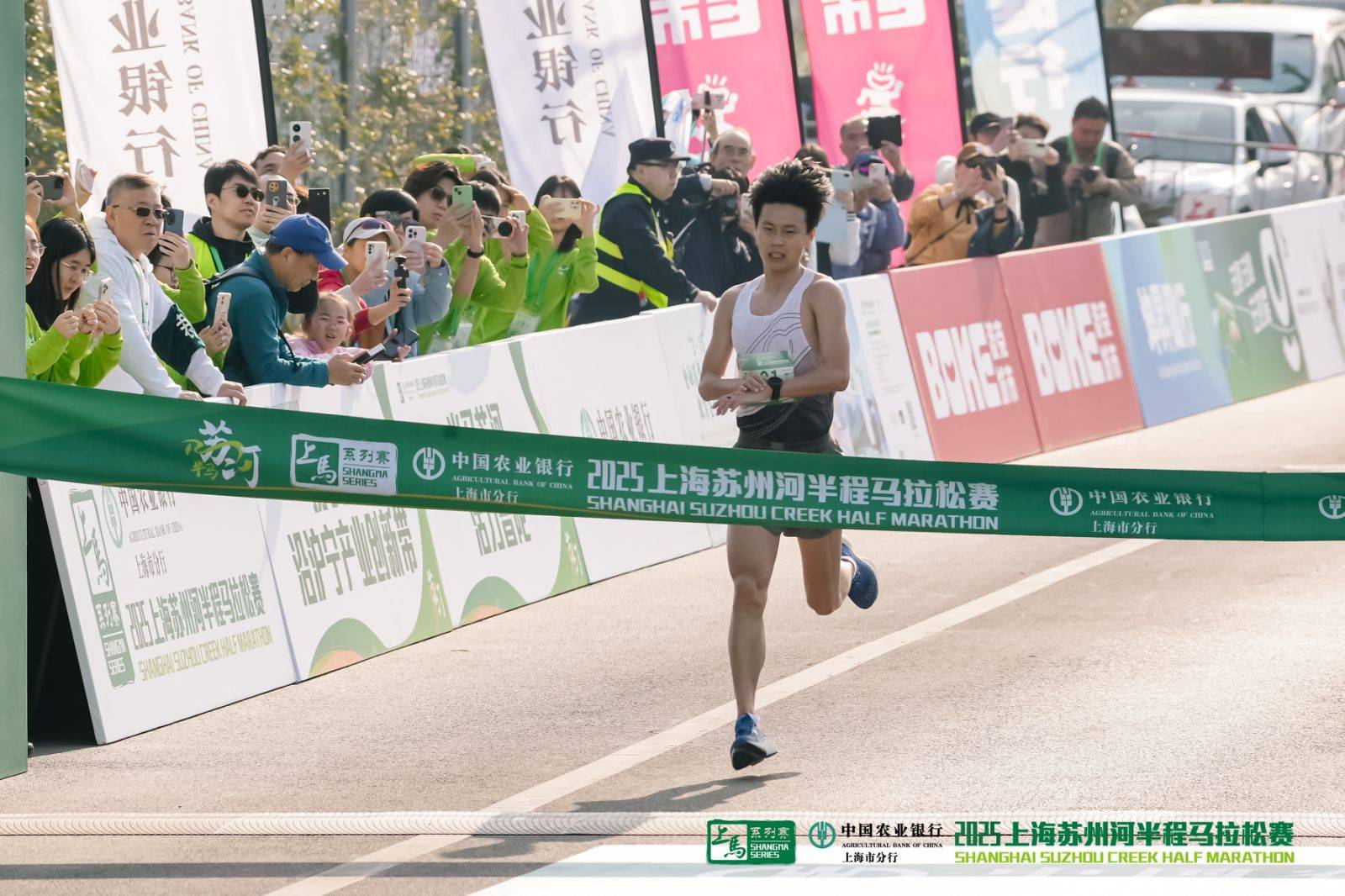 包含半程马拉松选手轻松得胜破纪录的词条