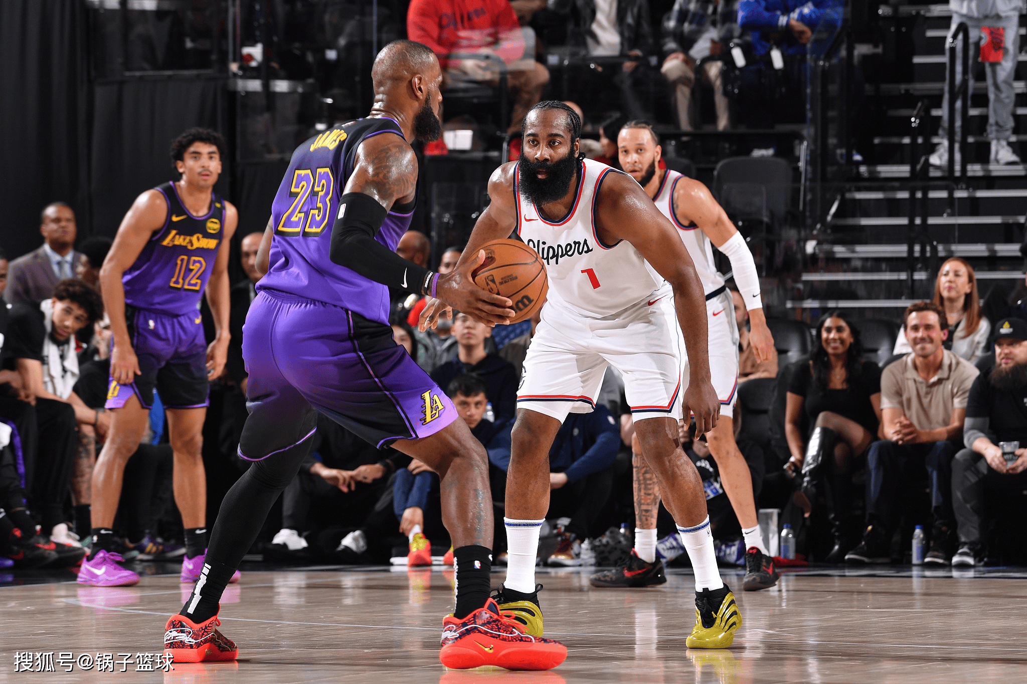 快船险胜湖人，保持卫冕之路