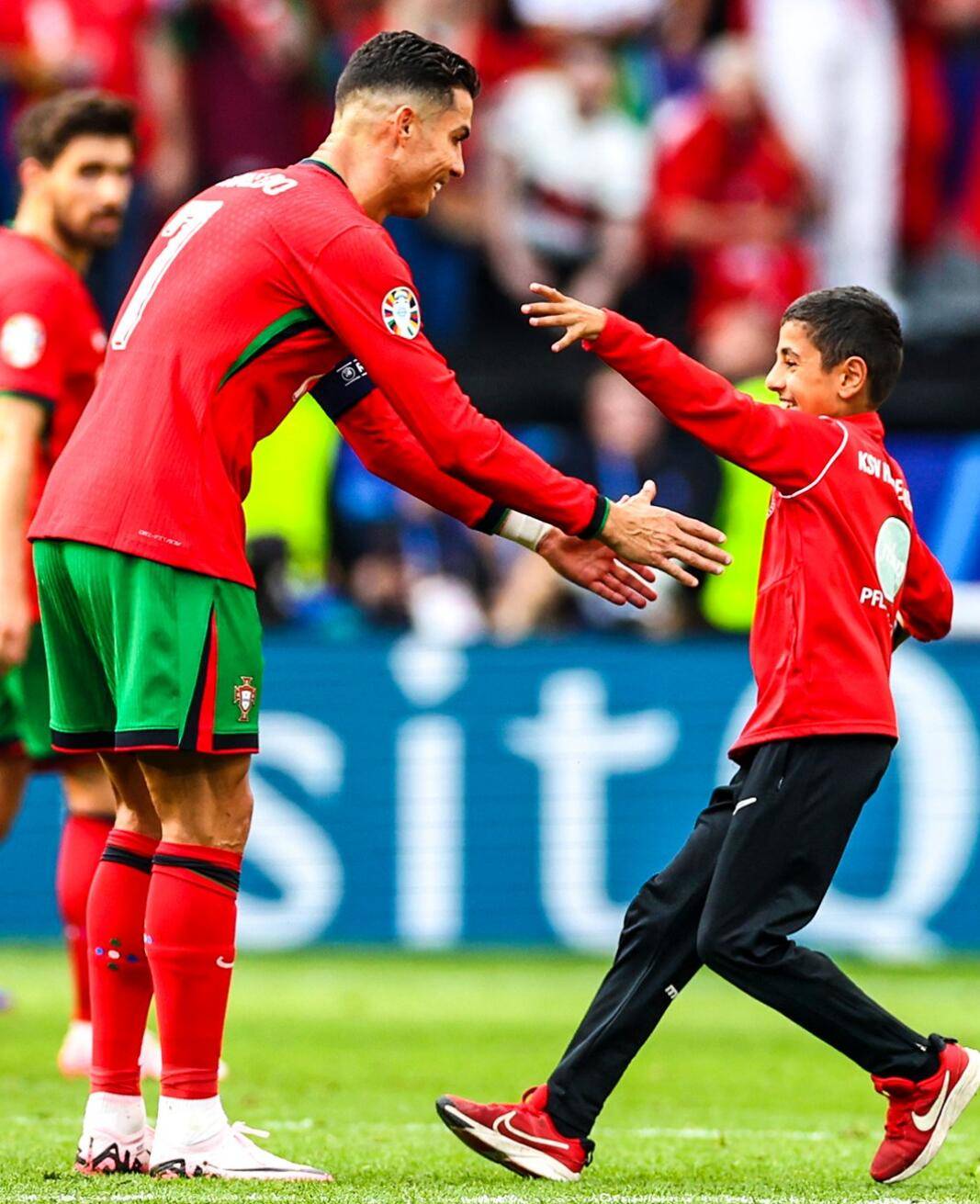 黑白直播免费体育直播-拜仁绝地反击塞维利亚，C罗送出助攻