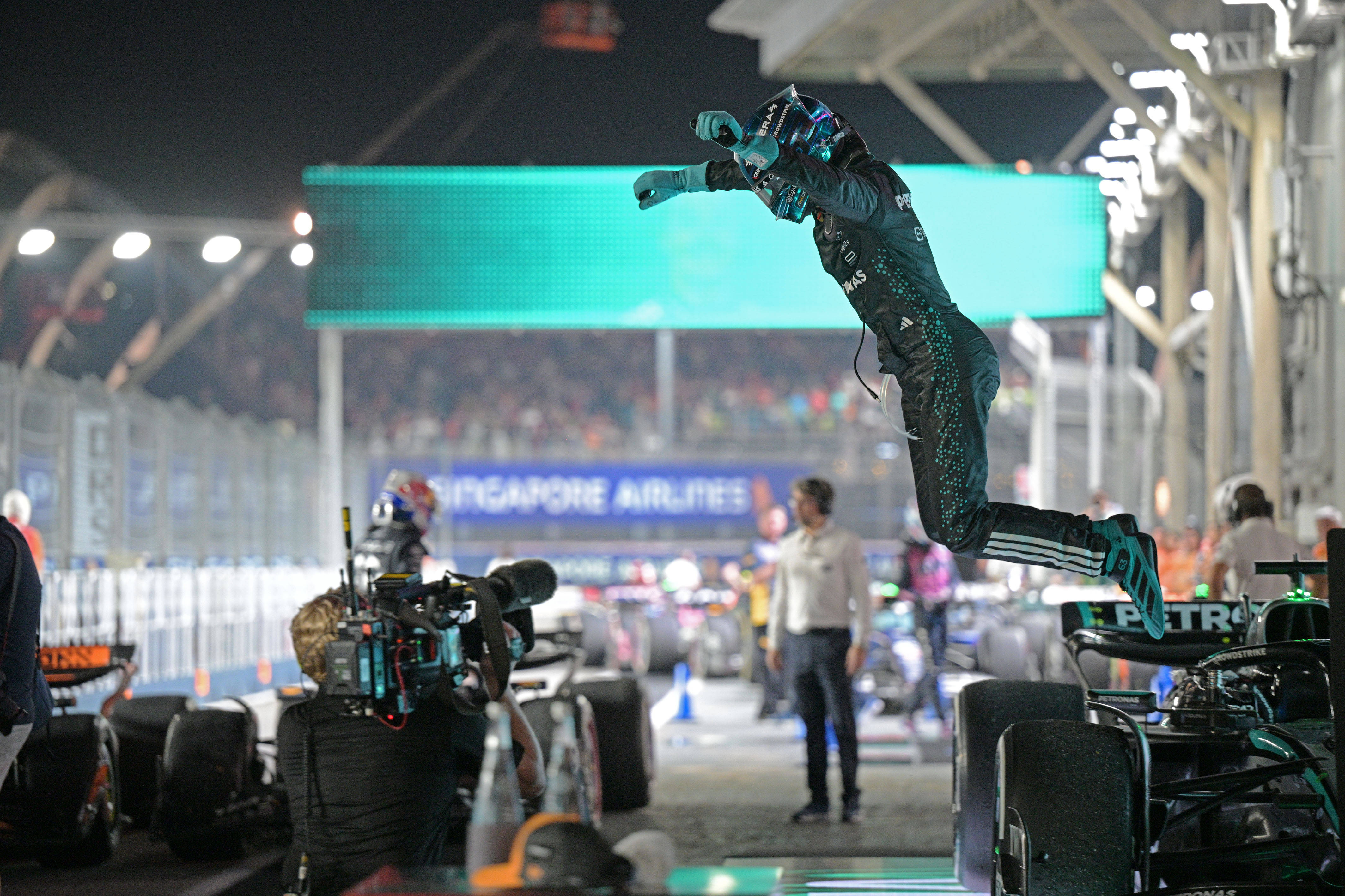 雷诺车队翻盘红牛二队，拉塞尔点燃赛场