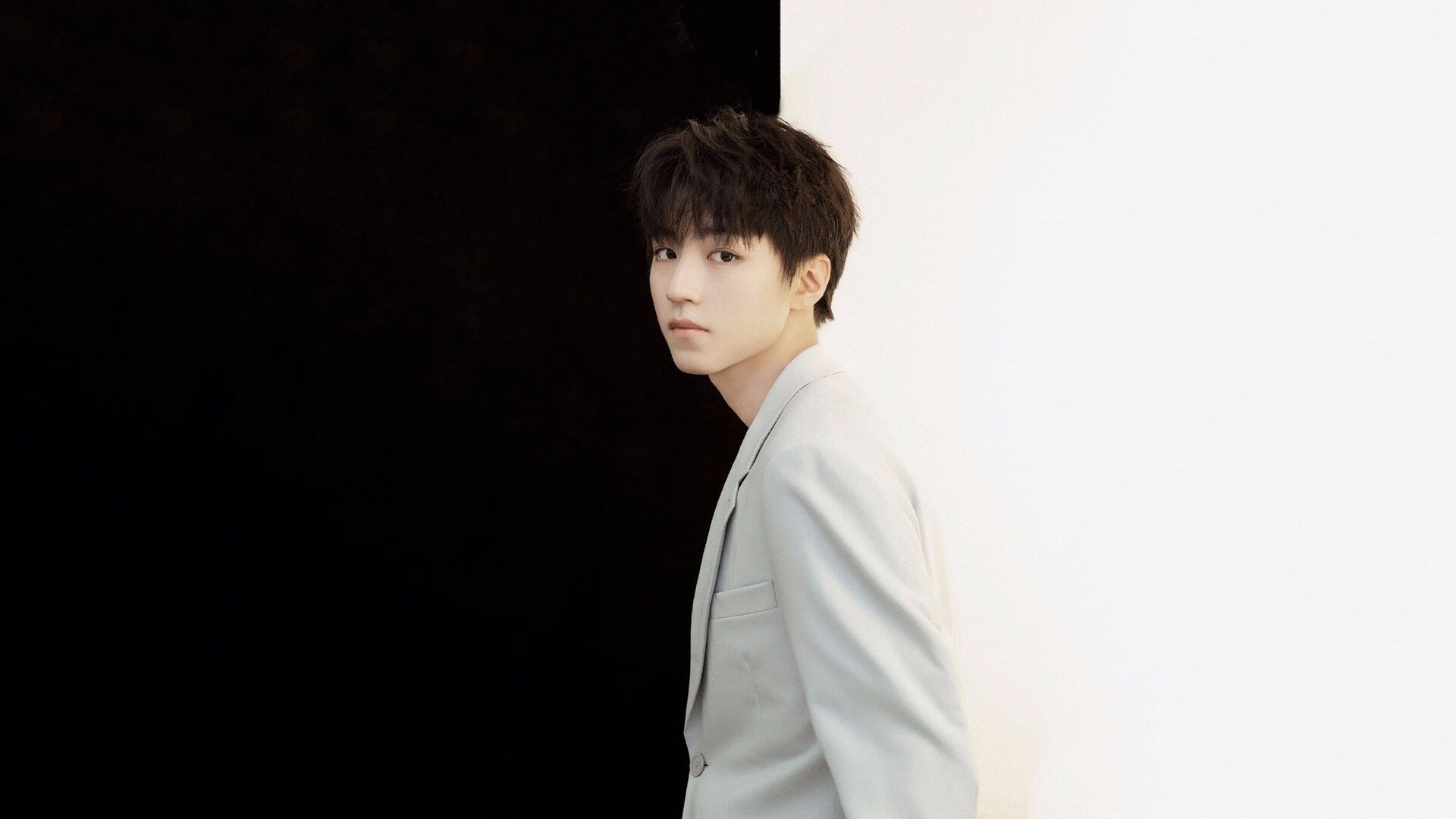 黑白直播免费体育直播-马刺新王登基，米切尔节奏大师导演青春风暴